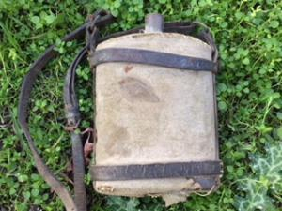 1915 İNGİLİZ BİRİNCİ DUNYA ŞAVAŞINDA ÇANAKKALE DE  KULLANILAN ASKER MATARA DIŞ KORUMASI VE DERİ ASKISI UZERİNDE