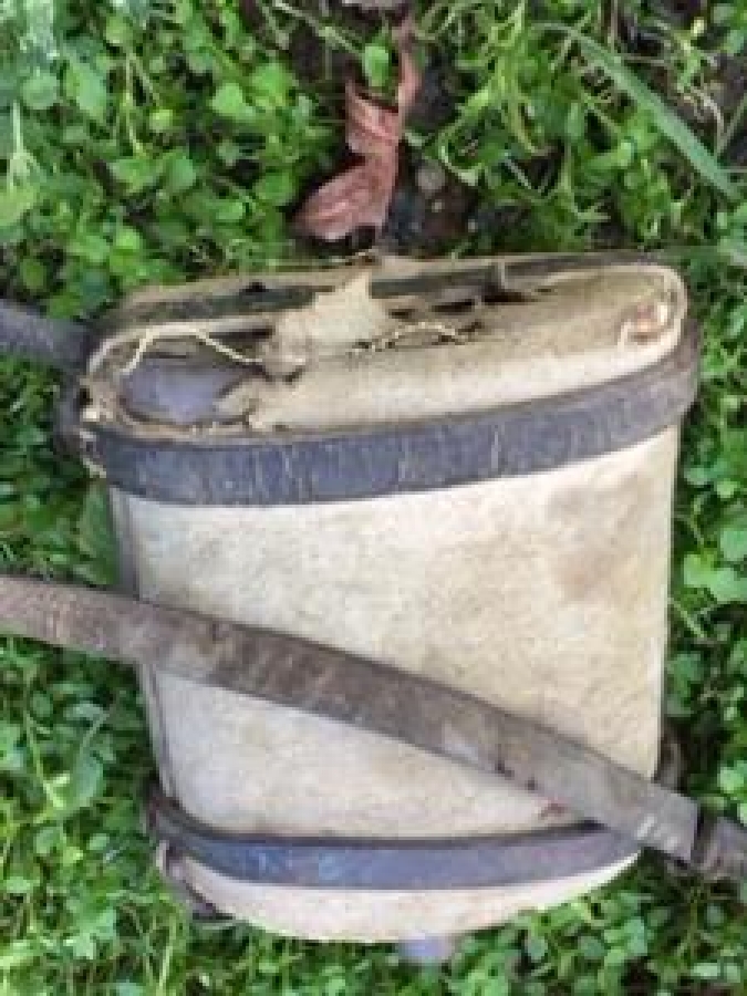 1915 İNGİLİZ BİRİNCİ DUNYA ŞAVAŞINDA ÇANAKKALE DE  KULLANILAN ASKER MATARA DIŞ KORUMASI VE DERİ ASKISI UZERİNDE