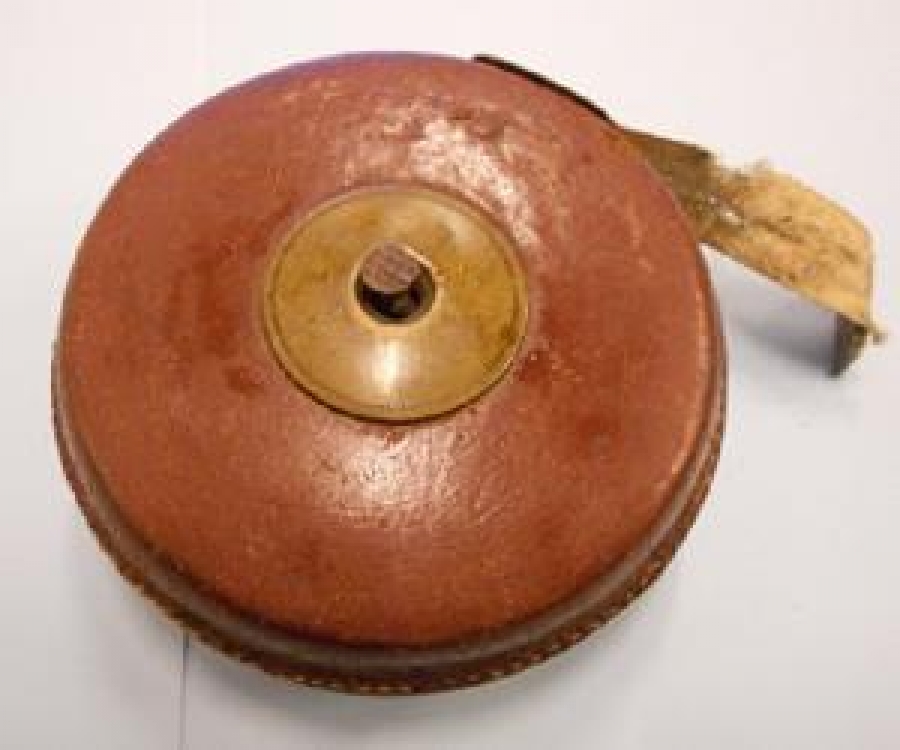 TREN RAYLARININ ÖLCÜMLERİNDE KULLANILAN  METRE BÜYÜK ÖLCÜMLERDE KULLANILAN 10 METRE BEZ DERİ KAPLAMA  KENARLAR EL DİKİŞLİ ŞERİT METRE MEKANİK