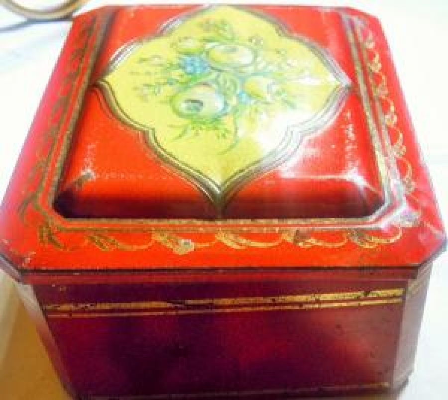 KAPAKLI TENEKE KUTU KIRMIZI ÜZERİ GÜL KABARTMA DESENLİ 