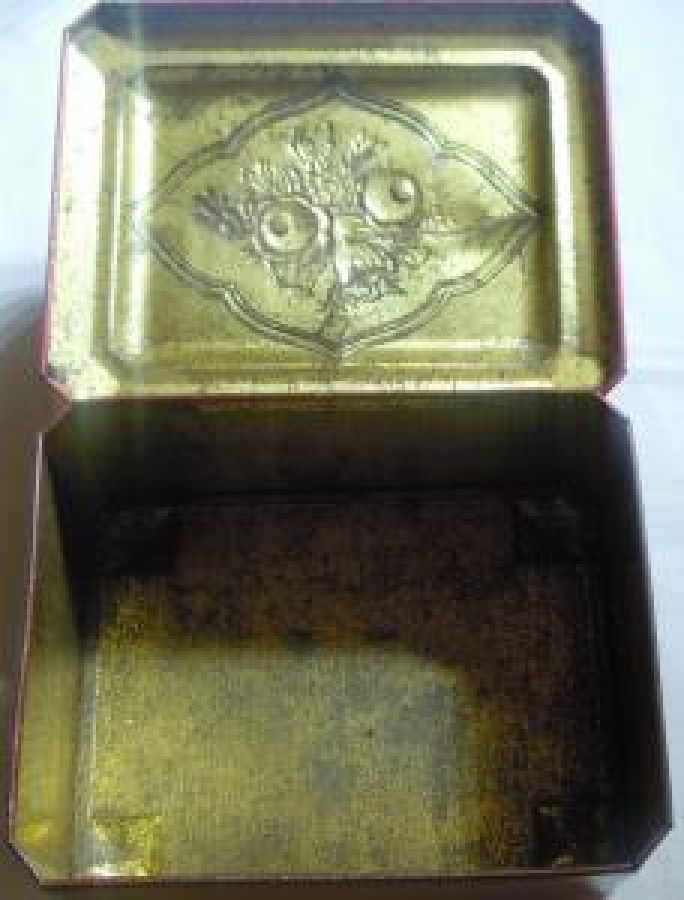 KAPAKLI TENEKE KUTU KIRMIZI ÜZERİ GÜL KABARTMA DESENLİ 