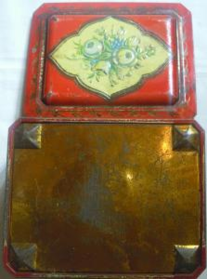 KAPAKLI TENEKE KUTU KIRMIZI ÜZERİ GÜL KABARTMA DESENLİ 