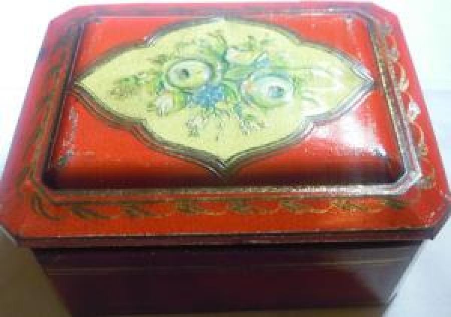 KAPAKLI TENEKE KUTU KIRMIZI ÜZERİ GÜL KABARTMA DESENLİ 