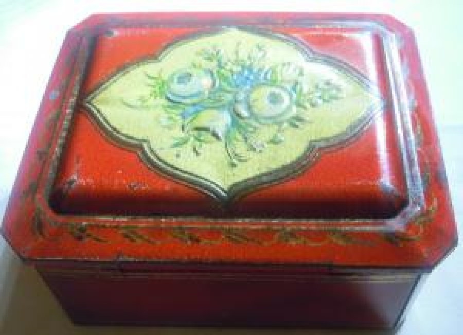 KAPAKLI TENEKE KUTU KIRMIZI ÜZERİ GÜL KABARTMA DESENLİ 