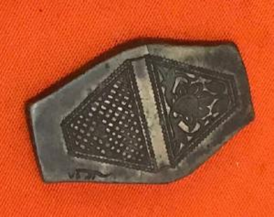 PİRİNCDEN YAPILMIŞ ÜZERİNDE CEŞİTLİ ŞEKİLLER BULUNAN ALTI KÖŞELİ KUYUMCU ALTIN İŞLEME ŞEKİLLENDİRME KALIBI