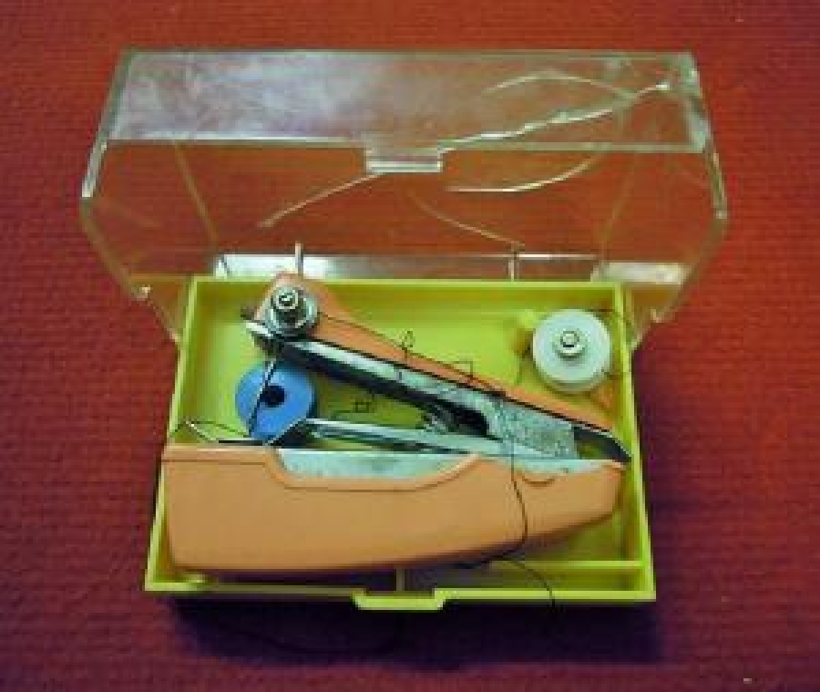 MEKANİK EL DİKİŞ MAKINA KUTUSUNDA