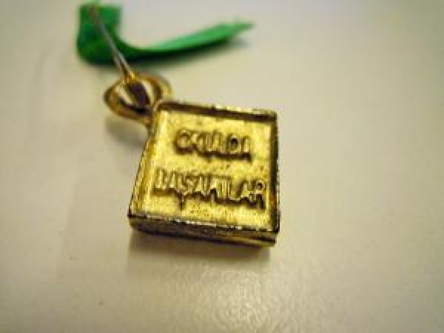 OKULDA BAŞARILAR YAZILI NAZARLIK ÖNLÜK ÜZERİNE İĞNE İLE TAKILAN 