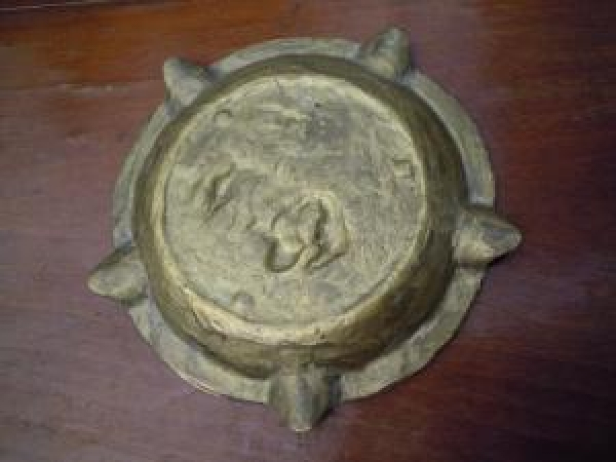 SARI DÖKÜM SIGARA TABLASI KÜLLÜK ÜZERİ ROLYEF KABARTMA