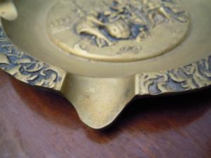 SARI DÖKÜM SIGARA TABLASI KÜLLÜK ÜZERİ ROLYEF KABARTMA