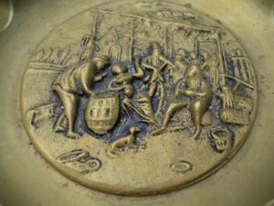 SARI DÖKÜM SIGARA TABLASI KÜLLÜK ÜZERİ ROLYEF KABARTMA