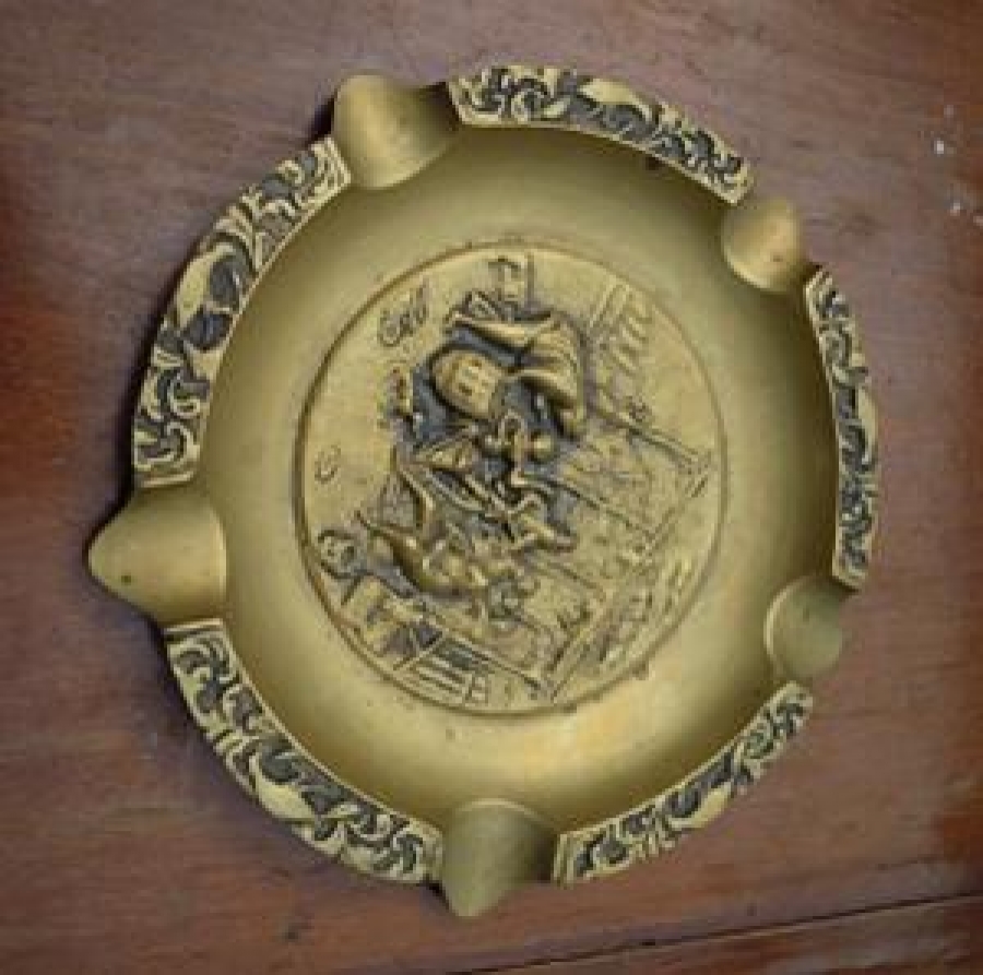 SARI DÖKÜM SIGARA TABLASI KÜLLÜK ÜZERİ ROLYEF KABARTMA