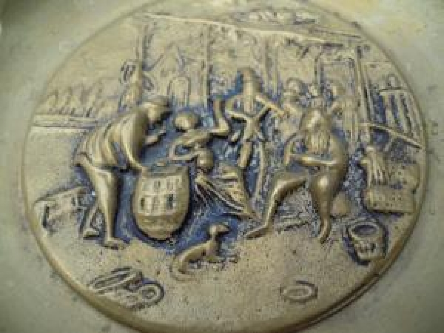 SARI DÖKÜM SIGARA TABLASI KÜLLÜK ÜZERİ ROLYEF KABARTMA