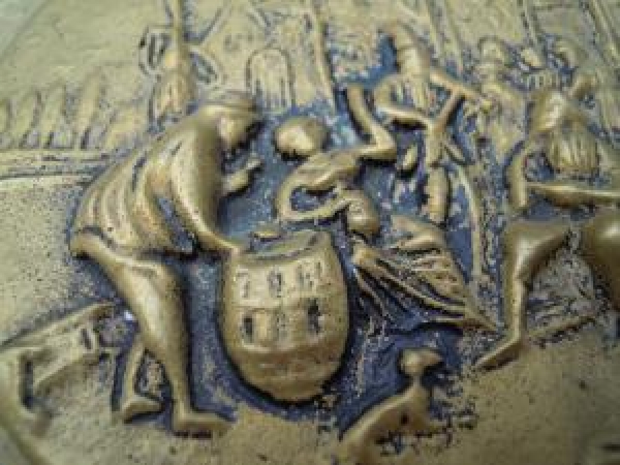 SARI DÖKÜM SIGARA TABLASI KÜLLÜK ÜZERİ ROLYEF KABARTMA