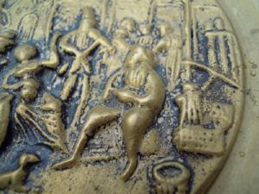 SARI DÖKÜM SIGARA TABLASI KÜLLÜK ÜZERİ ROLYEF KABARTMA