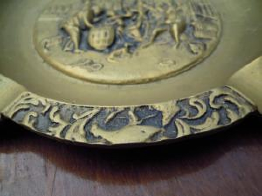 SARI DÖKÜM SIGARA TABLASI KÜLLÜK ÜZERİ ROLYEF KABARTMA