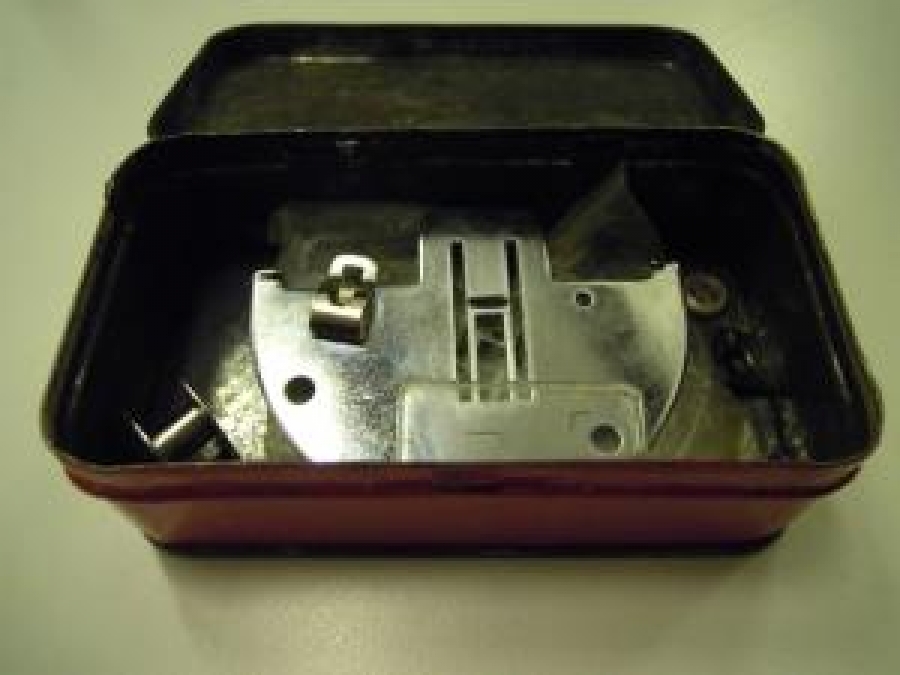 SINGER DİKİŞ MAKİNASI ALETLERİ TENEKE KUTU