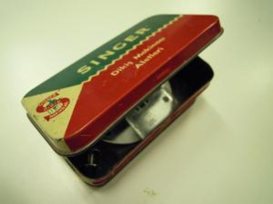 SINGER DİKİŞ MAKİNASI ALETLERİ TENEKE KUTU