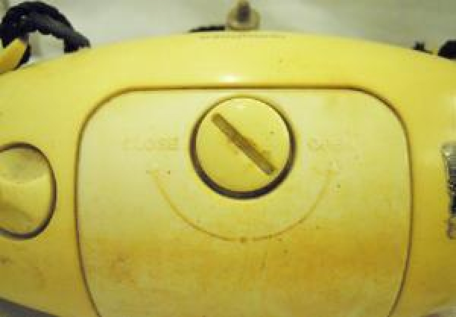 2 DALGA BEYZBOL TOPU ŞEKLİNDE TASARLANMIŞ TRANSİSTÖRLÜ PİLLİ RADYO 