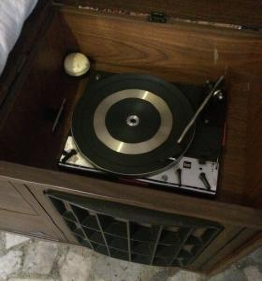 GRUNDIG ROSSINI AUDIOPRISMA 6 STEREO KARBON HOPERLER SİSTEMLİ MÜZİK SETİ RADYO PİKAP 1973 