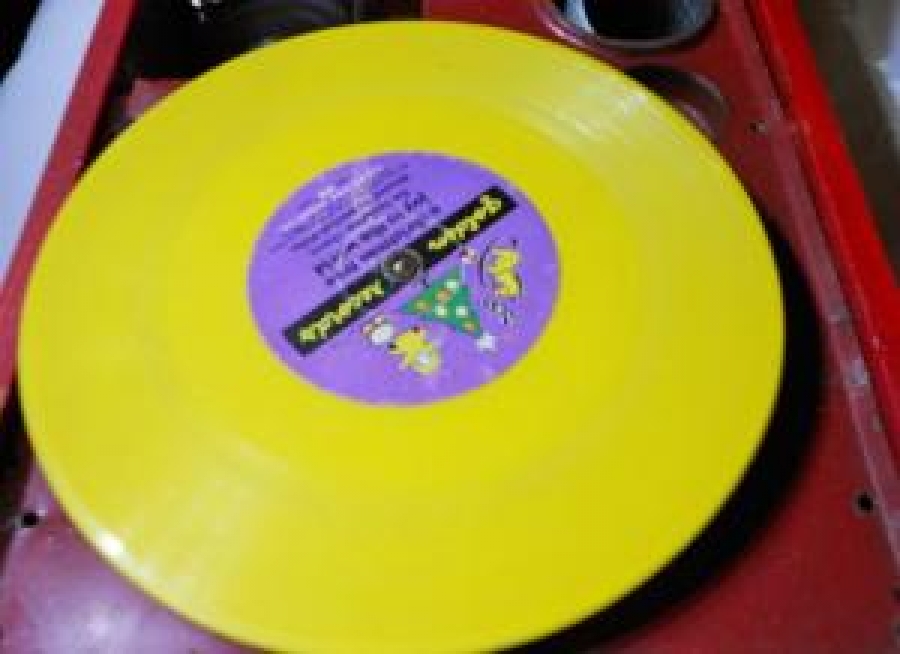 1930 TAŞINABİLİR KIRMIZI AHŞAP KASA PİKNİK GRAMOFON SORUNSUZ MEKANİK PİKAP 