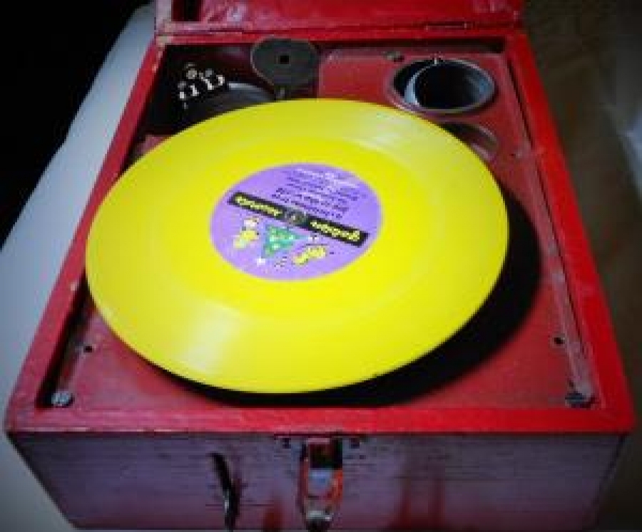 1930 TAŞINABİLİR KIRMIZI AHŞAP KASA PİKNİK GRAMOFON SORUNSUZ MEKANİK PİKAP 