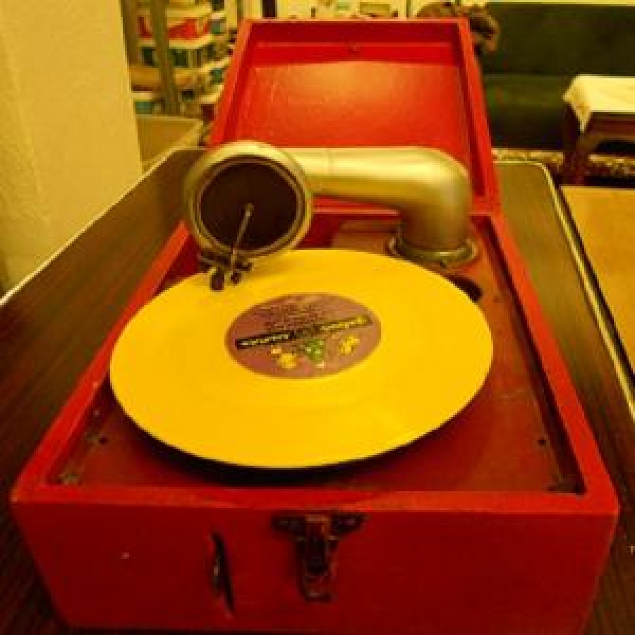 1930 TAŞINABİLİR KIRMIZI AHŞAP KASA PİKNİK GRAMOFON SORUNSUZ MEKANİK PİKAP 