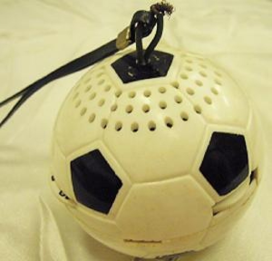 TOP ŞEKLİNDE SİYAH BEYAZ TEK DALGA PİLLİ RADYO 