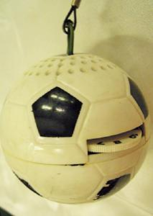 TOP ŞEKLİNDE SİYAH BEYAZ TEK DALGA PİLLİ RADYO 