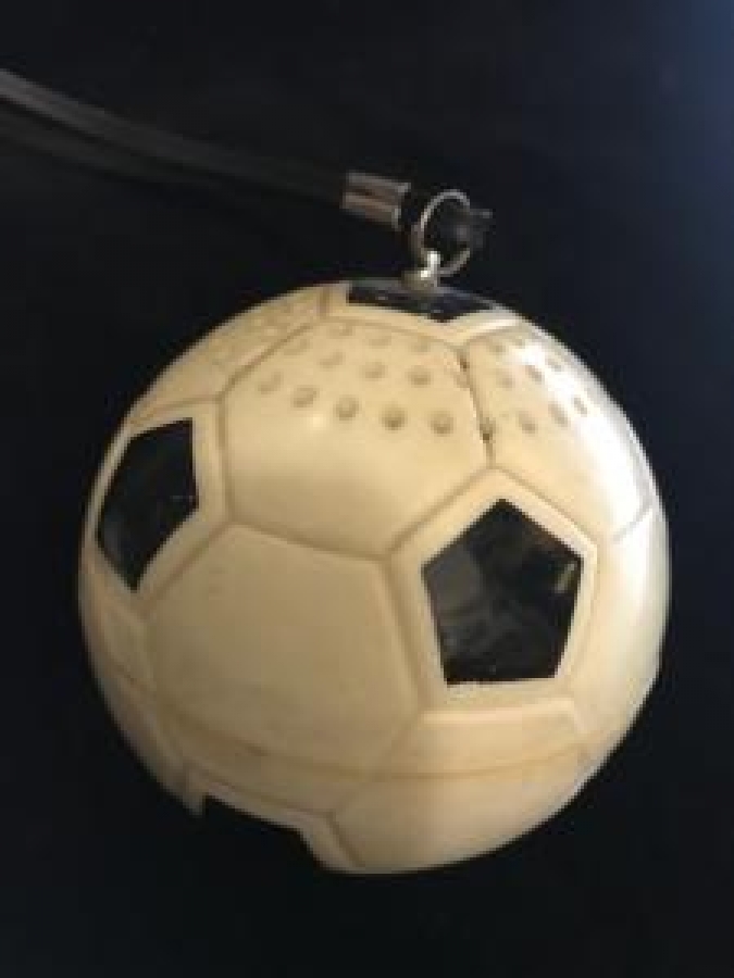 TOP ŞEKLİNDE SİYAH BEYAZ TEK DALGA PİLLİ RADYO 