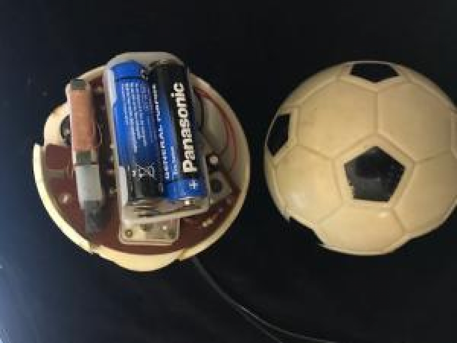 TOP ŞEKLİNDE SİYAH BEYAZ TEK DALGA PİLLİ RADYO 