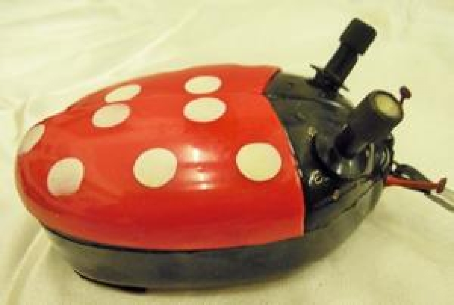 UĞUR BÖCEK ŞEKLİNDE PİLLİ KANATLARI ACILAN RADYO 