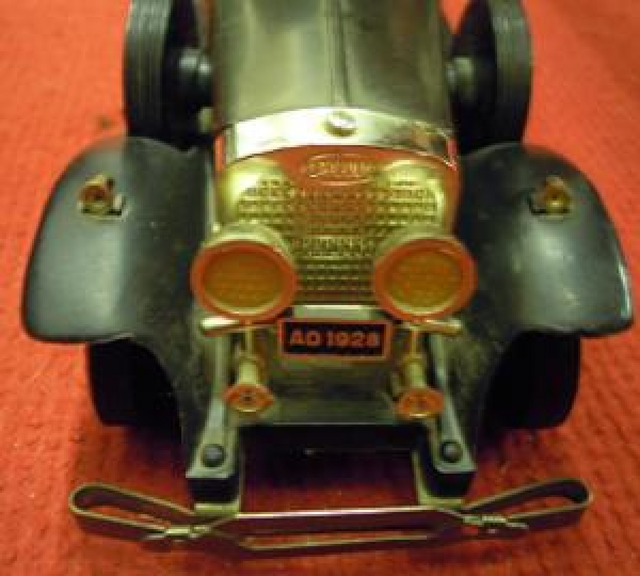 1970 BATTERY AD 1928 LİNCOLN RADIO TEK DALGA YANDA DURAN ISTEPNELERİNDE İSTASYON SES AYARI YAPILMAKTA OTOMOBİL RADYO