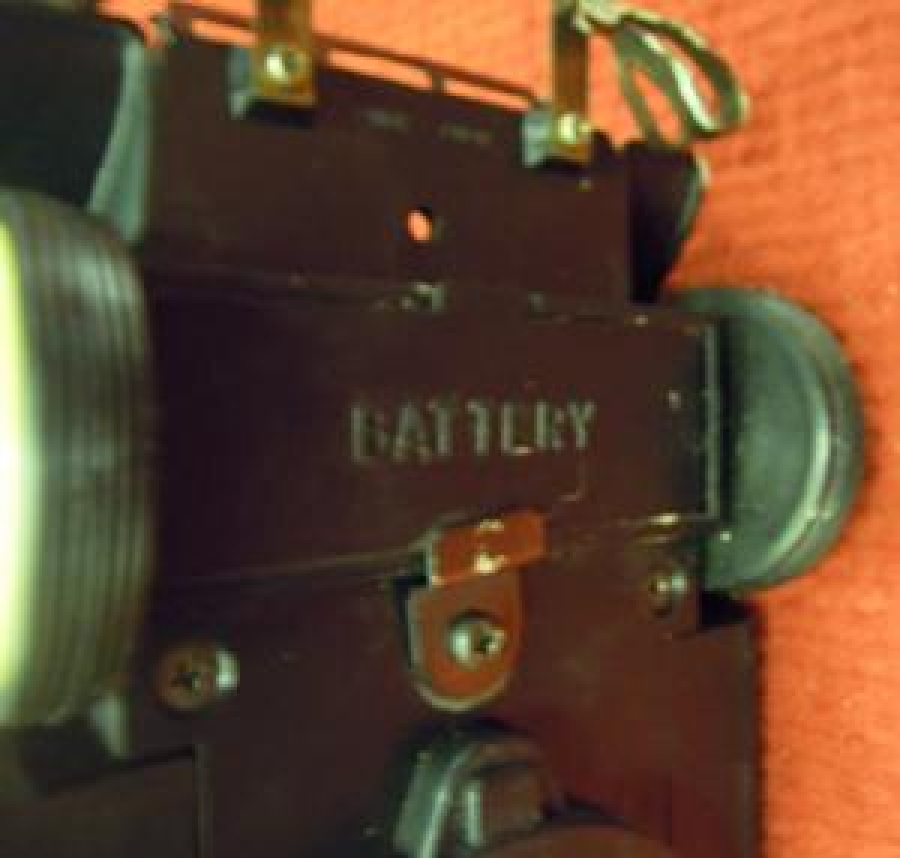 1970 BATTERY AD 1928 LİNCOLN RADIO TEK DALGA YANDA DURAN ISTEPNELERİNDE İSTASYON SES AYARI YAPILMAKTA OTOMOBİL RADYO