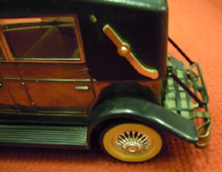 1970 BATTERY AD 1928 LİNCOLN RADIO TEK DALGA YANDA DURAN ISTEPNELERİNDE İSTASYON SES AYARI YAPILMAKTA OTOMOBİL RADYO