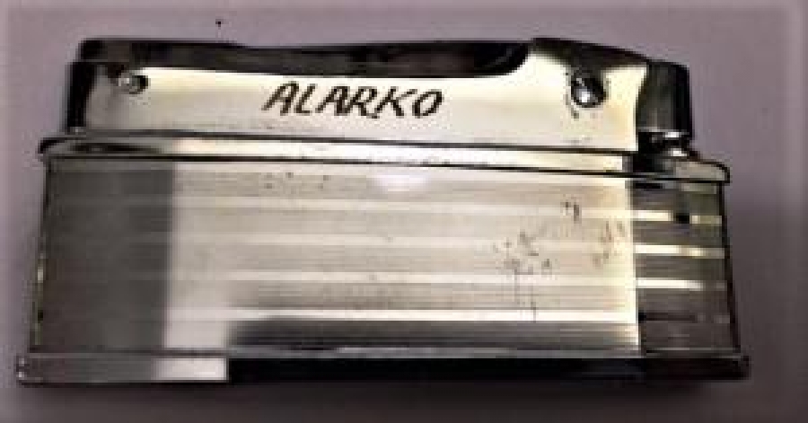 ALARKO YAZILI BENZİNLİ TAŞLI KUTUSUNDA PENGUIN ÇAKMAK  