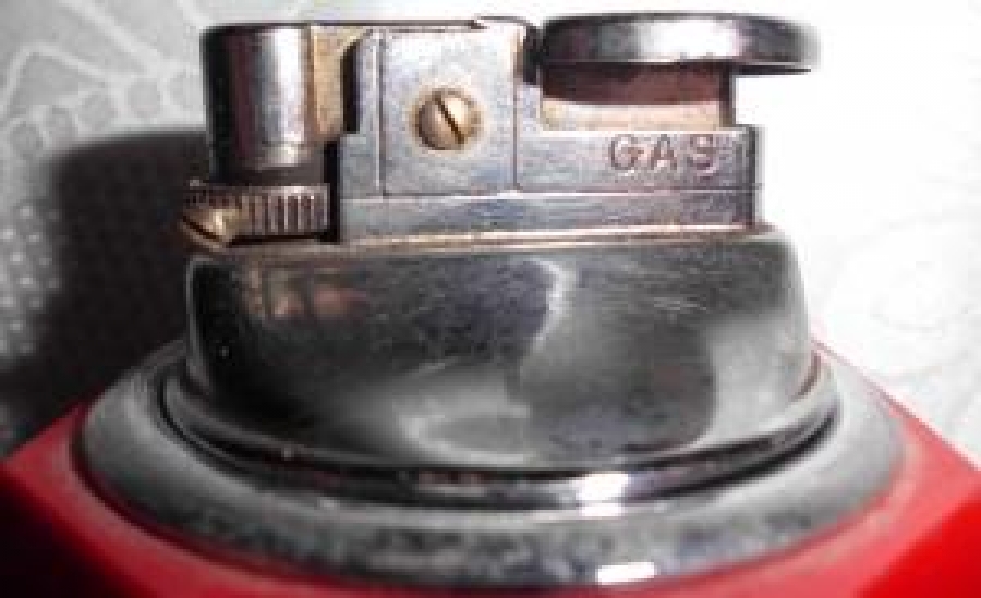 İÇERİSİNDE ATATÜRK BÜSTÜ OLAN TAŞLI GAZLI MASA ÇAKMAĞI 