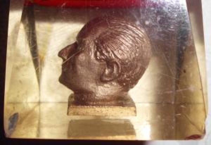 İÇERİSİNDE ATATÜRK BÜSTÜ OLAN TAŞLI GAZLI MASA ÇAKMAĞI 