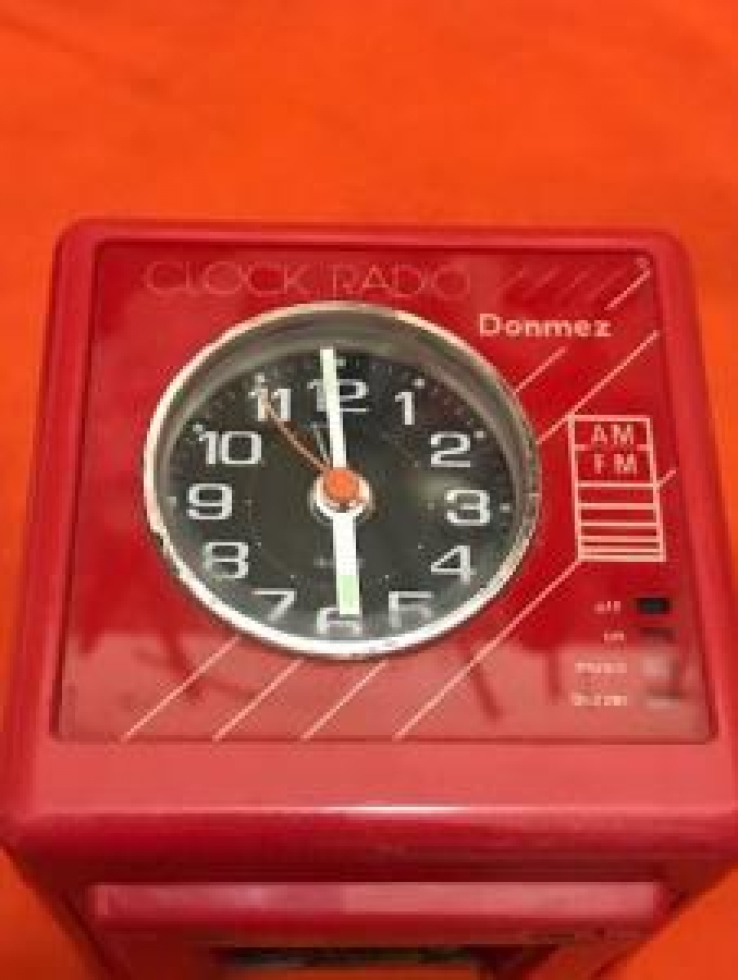 SAAT RADYO ALARM KÜP KIRMIZI 2 DALGA PİLLİ RADYO 
