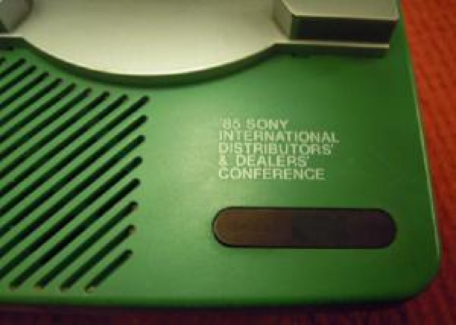 SONY SOLAR PC CHG RADYO BİLGİSAYAR ŞEKLİNDE GÜNEŞ ENERJİLİ RADYO 