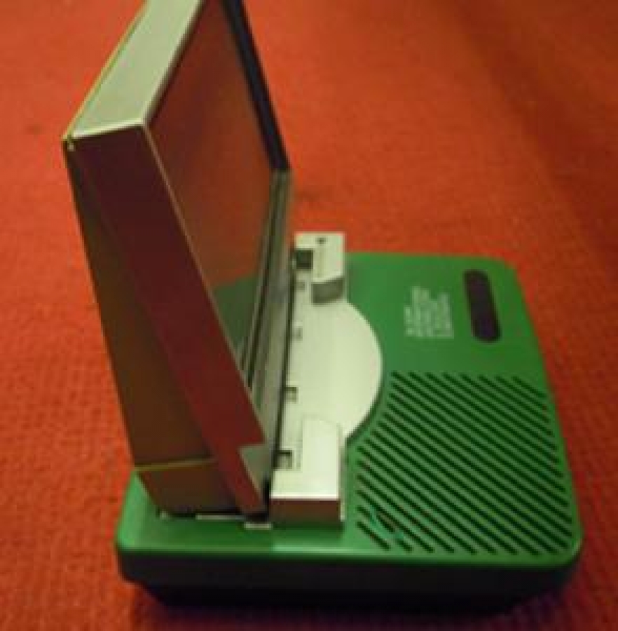 SONY SOLAR PC CHG RADYO BİLGİSAYAR ŞEKLİNDE GÜNEŞ ENERJİLİ RADYO 