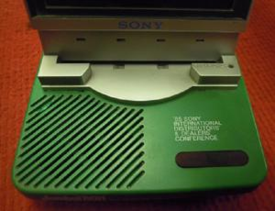 SONY SOLAR PC CHG RADYO BİLGİSAYAR ŞEKLİNDE GÜNEŞ ENERJİLİ RADYO 