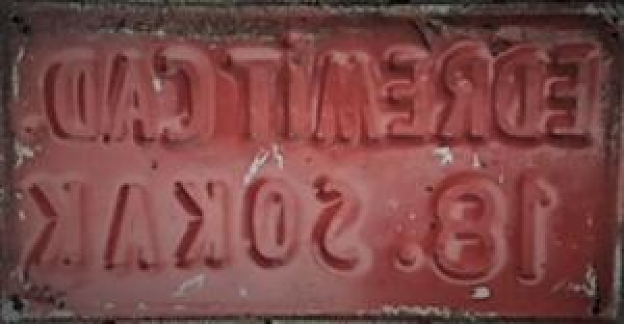 1970 TENEKE SOKAK TABELASI EDREMİT CAD 18 SOKAK KIRMIZI 