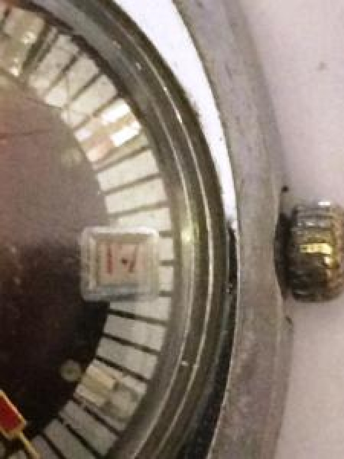 VİALUX İSVİCRE MALI DAKİK KURMALI TAKVİMLİ DERİ KAYIŞLI METAL KASA KOL SAATİ 