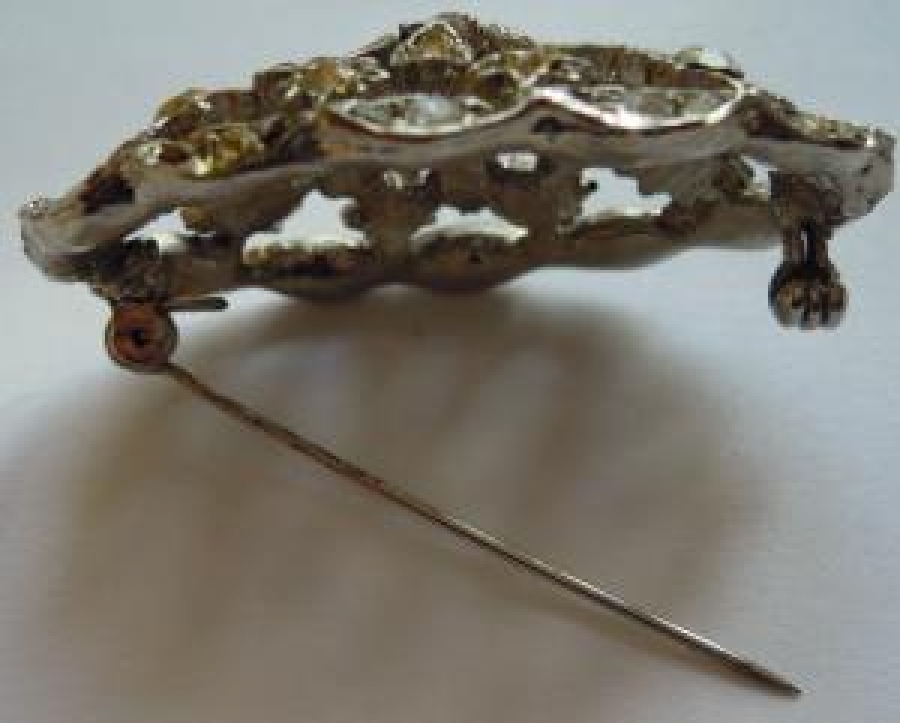 İĞNELİ BEYAZ TAŞLI BROŞ