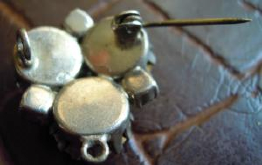 İĞNELİ BEYAZ TAŞLI BROŞ