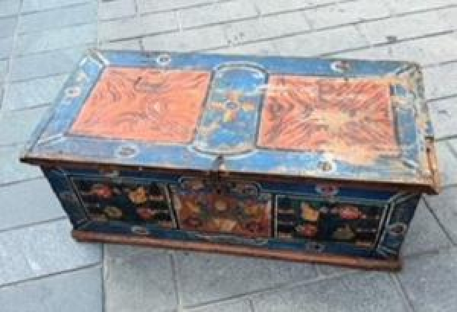 KOK BOYA ÇEŞİTLİ OSMANLI MOTİF VE DESENLERLE BEZELİ AHŞAP KAPAKLI OSMANLI SANDIK 