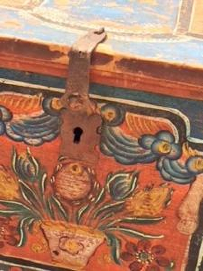 KOK BOYA ÇEŞİTLİ OSMANLI MOTİF VE DESENLERLE BEZELİ AHŞAP KAPAKLI OSMANLI SANDIK 