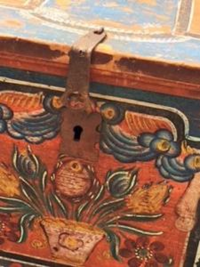 KOK BOYA ÇEŞİTLİ OSMANLI MOTİF VE DESENLERLE BEZELİ AHŞAP KAPAKLI OSMANLI SANDIK 