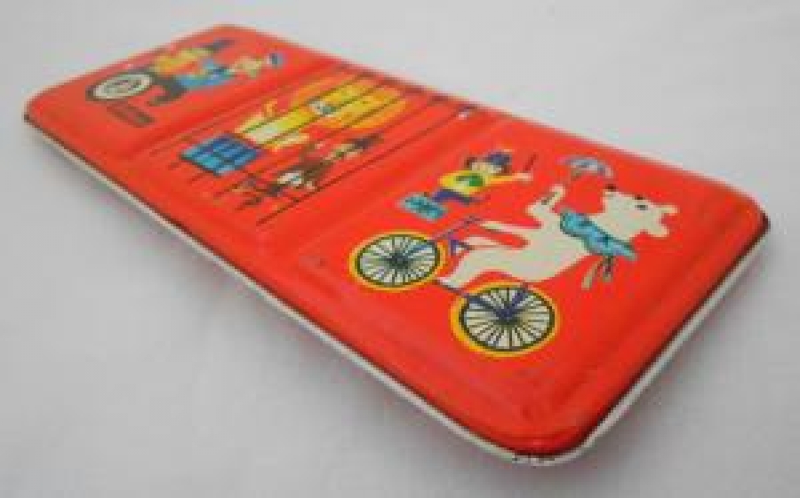 PELİKAN ÜZERİ SİRK FİGÜRLÜ RESİMLİ KAPAKLI TENEKE KUTUSUNDA SULUBOYA 