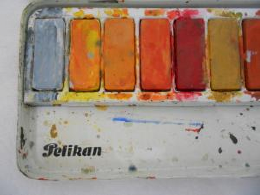 PELİKAN ÜZERİ SİRK FİGÜRLÜ RESİMLİ KAPAKLI TENEKE KUTUSUNDA SULUBOYA 